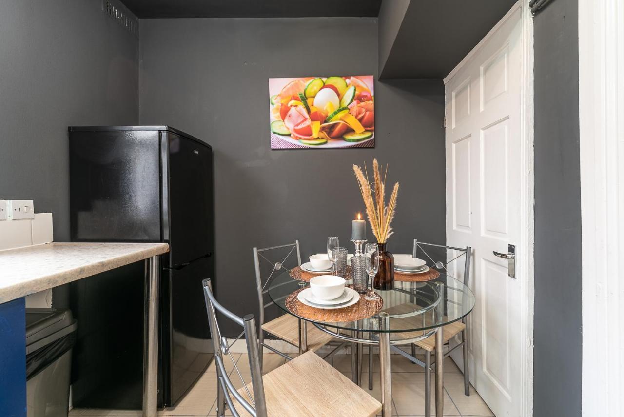 J'S Home Away From Home Fresh 2 Bedroom Garden Parking Kingston upon Hull Exterior photo